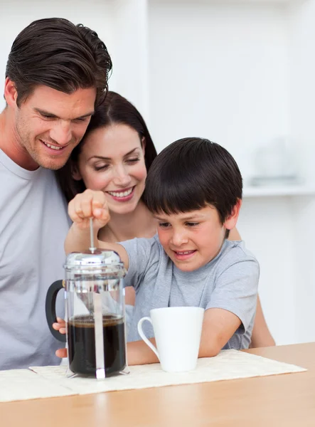 Šťastný chlapec Příprava kávy s rodiči — Stock fotografie