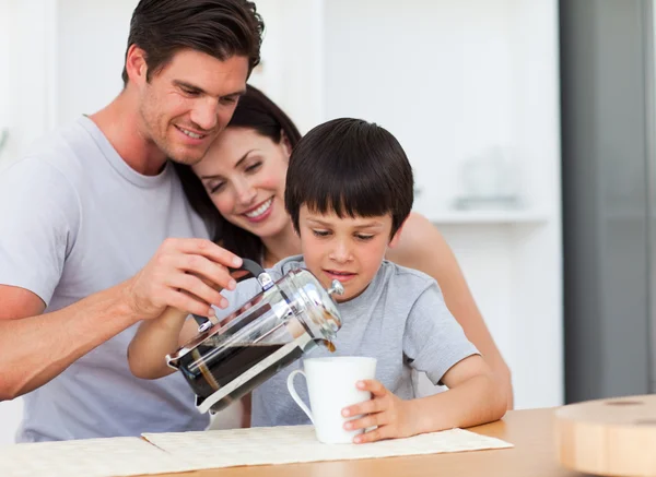 Familia feliz bebiendo café en la cocina — Foto de Stock
