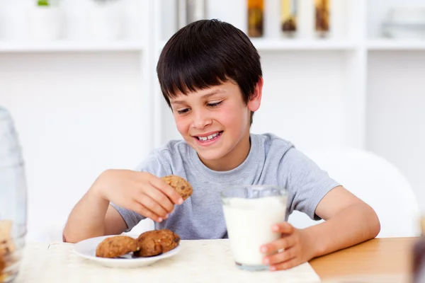 비스킷을 먹는 귀여운 소년의 초상화 — 스톡 사진
