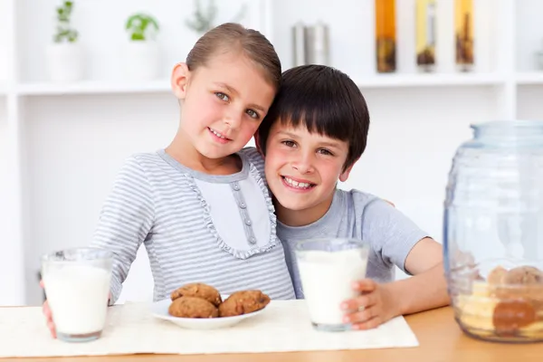 Портрет счастливых братьев и сестер, поедающих печенье — стоковое фото