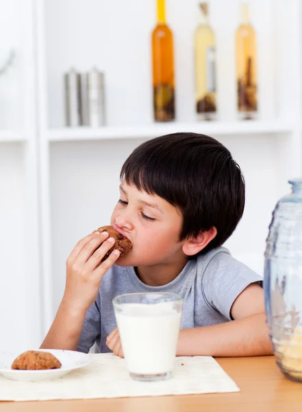 Мальчик, питающийся кефиром — стоковое фото