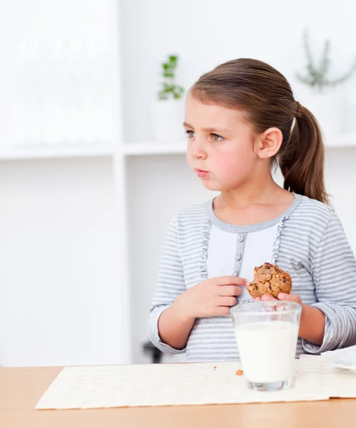 कुकीज खात असलेल्या एका लहान मुलीचे पोर्ट्रेट — स्टॉक फोटो, इमेज