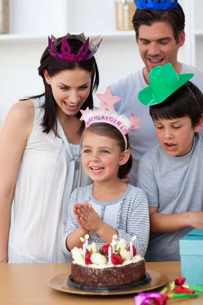 Retrato de uma família sorridente celebrando um aniversário — Fotografia de Stock