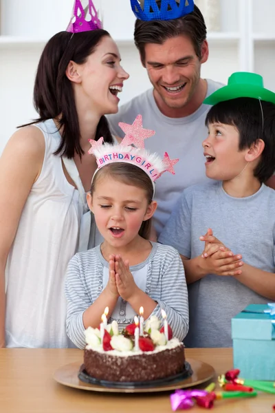 Retrato de una familia feliz celebrando un cumpleaños — Foto de Stock