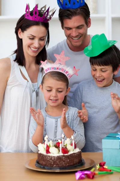 Портрет молодой семьи, празднующей день рождения — стоковое фото