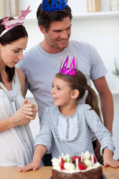 Klein meisje viert haar verjaardag met haar ouders — Stockfoto