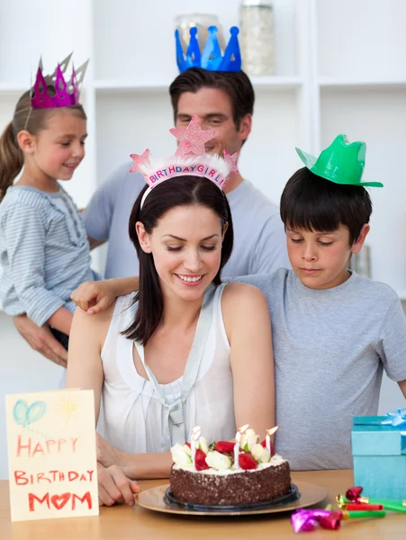 Mulher comemorando seu aniversário com sua família — Fotografia de Stock