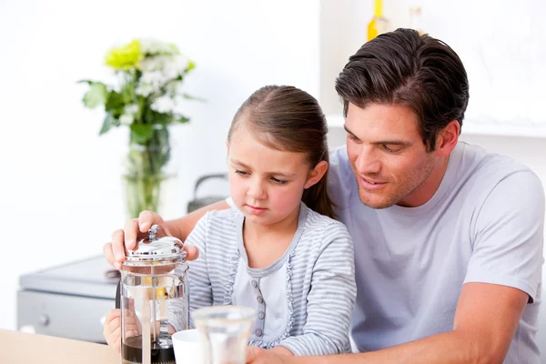 Pai atento e sua filha tomando café da manhã juntos — Fotografia de Stock
