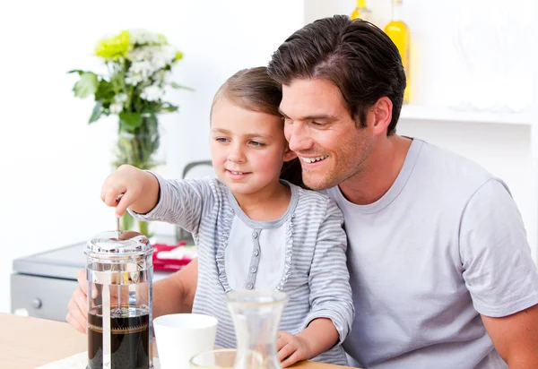 Happy father and his daughter having breakfast together — Stock Photo, Image