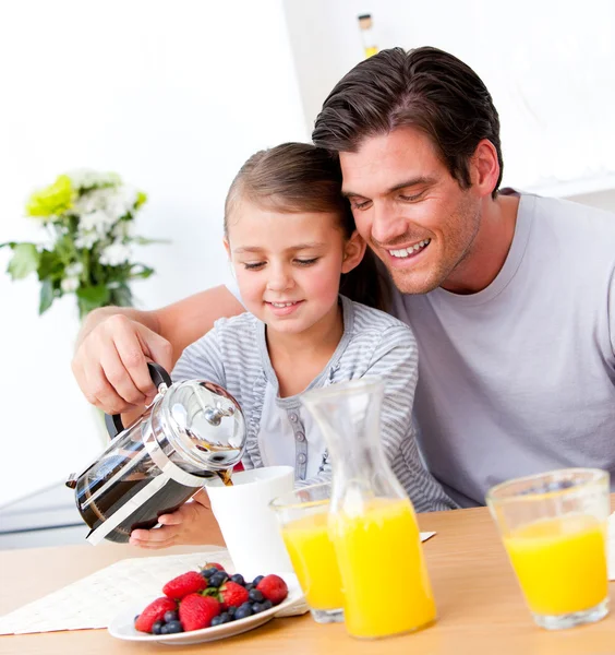 Fröhlicher Vater und seine Tochter beim gemeinsamen Frühstück — Stockfoto