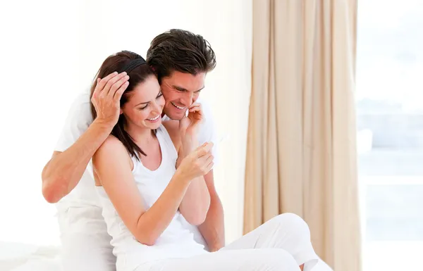 Happy couple finding out results of a pregnancy test — Stock Photo, Image