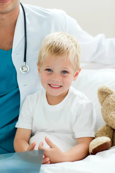 병원 침대에 앉아 웃는 어린 소년의 초상화 — 스톡 사진