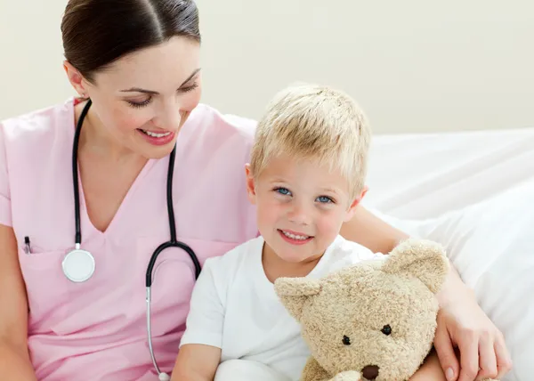 Sorridente medico con il suo piccolo paziente — Foto Stock