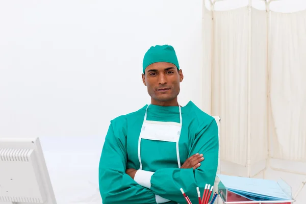 Retrato de um cirurgião sério em sua mesa — Fotografia de Stock