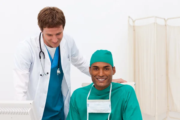 一名医生和外科医生谈论一个病人 — 图库照片