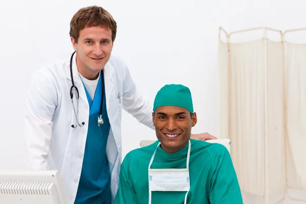 Médico e cirurgião confiantes trabalhando juntos — Fotografia de Stock