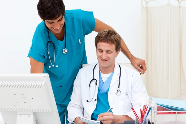 Ein Arzt und ein medizinischer Praktikant im Gespräch über einen Patienten — Stockfoto