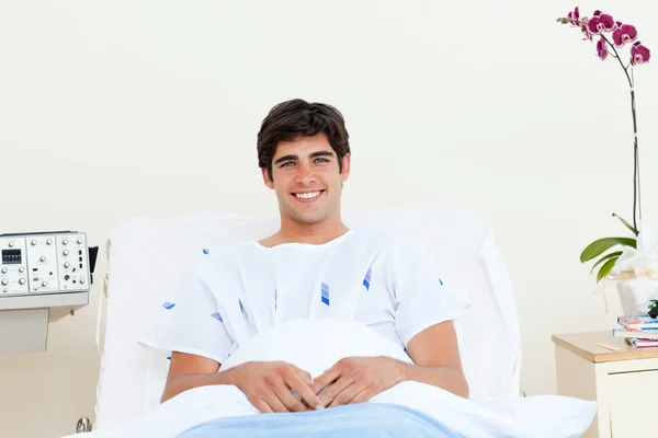 Atrakcyjny pacjenta leżącego na łóżku szpitalnym — Zdjęcie stockowe