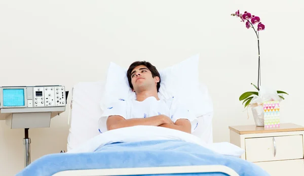 Paciente do sexo masculino deitado em uma cama de hospital — Fotografia de Stock