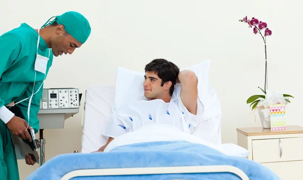 Jovem paciente discutindo com seu cirurgião — Fotografia de Stock