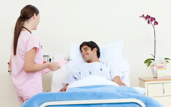 Paciente sorrindo conversando com uma enfermeira — Fotografia de Stock