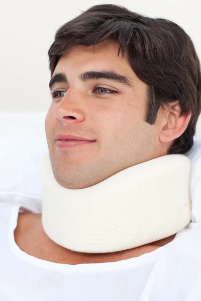 Close-up de um jovem paciente do sexo masculino usando uma cinta de pescoço — Fotografia de Stock