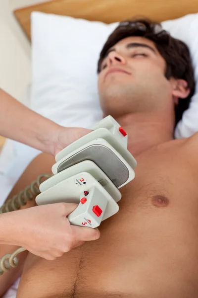 Noodgevallen scène: arts met behulp van een defibrillator — Stockfoto