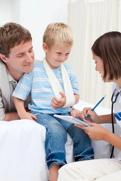 Lachende kleine jongen bij een medisch bezoek — Stockfoto