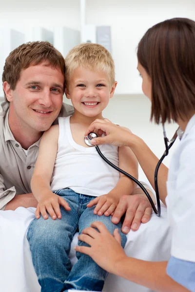 Portret van een glimlachend kind tijdens een medisch bezoek — Stockfoto