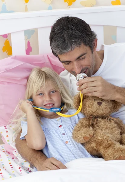 女儿和父亲玩一只泰迪熊的医生 — 图库照片