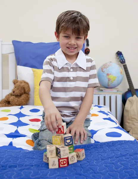 Menino brincando com cubos de alfabeto — Fotografia de Stock