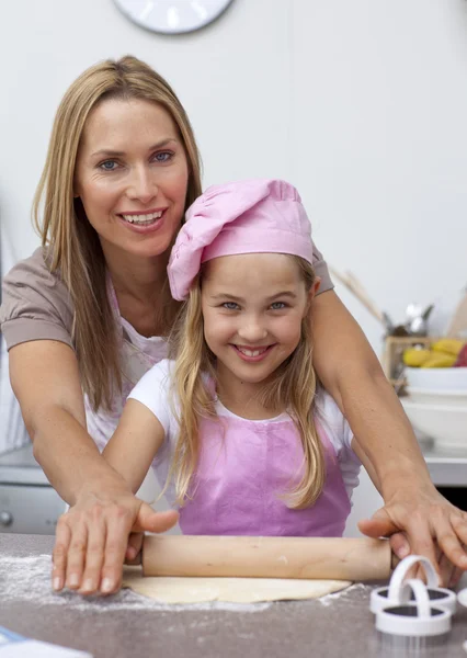 母亲和女儿在厨房里烘烤 — 图库照片
