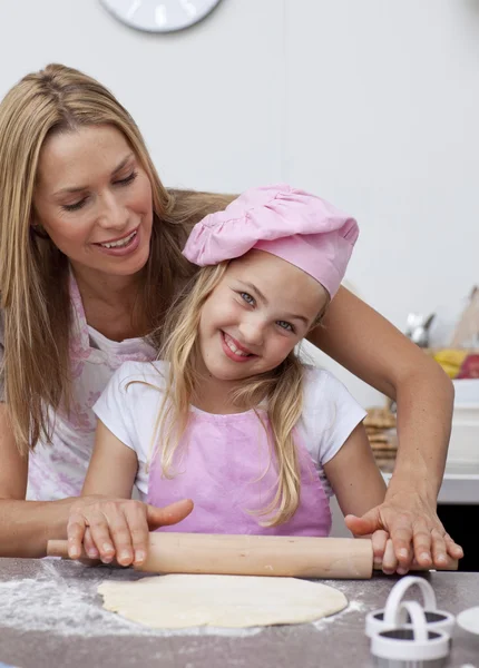 Mère et fille heureuses cuisiner dans la cuisine — Photo