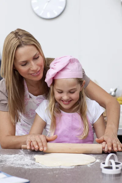 Mother and daughter baking biscuits in the kitchen — Stock Photo, Image