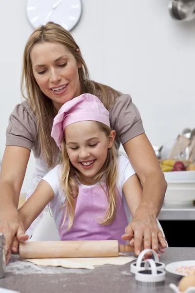 Mutter und Tochter backen Plätzchen in der Küche — Stockfoto