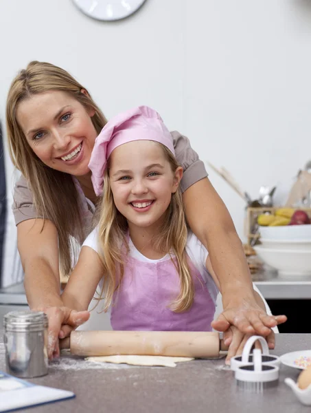 Anne ve kızı mutfakta Noel kurabiyesi pişiriyor. — Stok fotoğraf