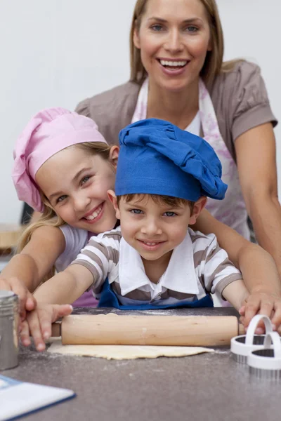 Mother and children baking in the kitchen — Stock Photo, Image