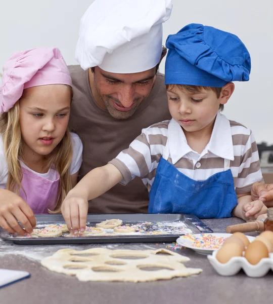 Portrait of father and children baking — Stock Photo, Image