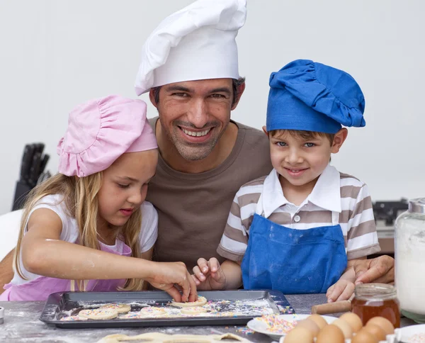 父亲和女儿和儿子在厨房里烘烤 — 图库照片