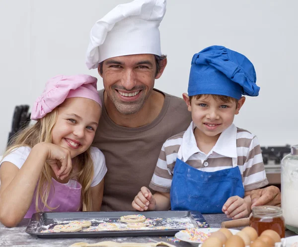 Happy father and children baking cookies together — Stock Photo, Image