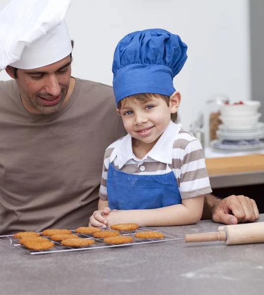 父亲和儿子在厨房里烘焙 — 图库照片
