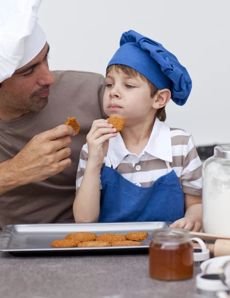 Baba ve oğul kurabiye yemek — Stok fotoğraf