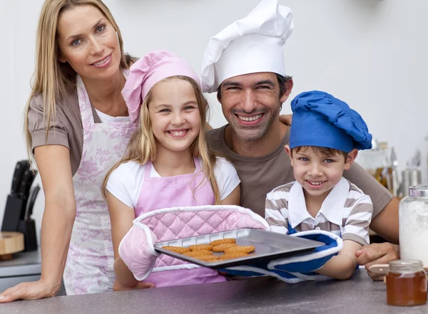 Family baking cookies in the kitchen — Stock Photo, Image