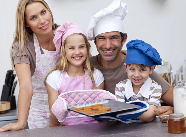 Οικογένεια ψήσιμο τα cookies στην κουζίνα — Φωτογραφία Αρχείου