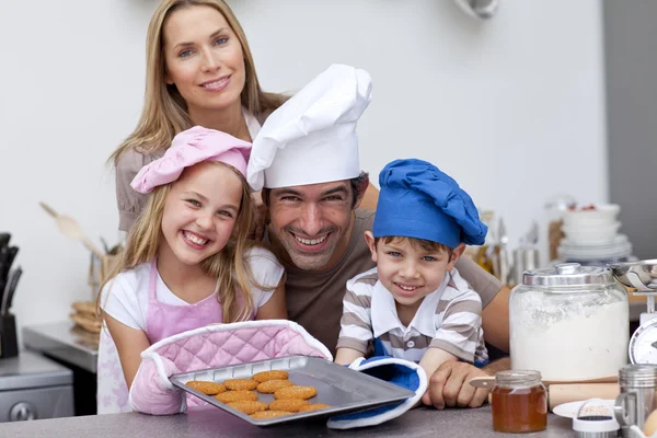 Familie backt Kekse in der Küche — Stockfoto