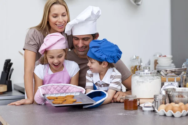 Glad familj baka kakor i köket — Stockfoto