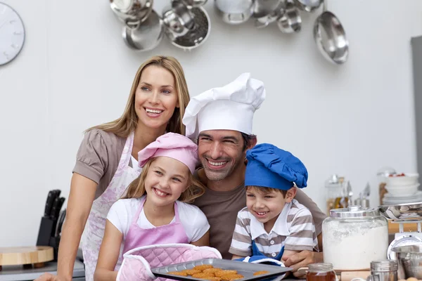 Glückliche Familie backt in der Küche — Stockfoto