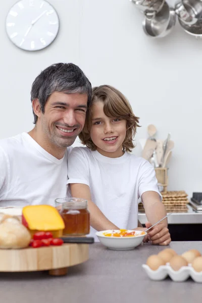 Vater und Sohn frühstücken gemeinsam — Stockfoto
