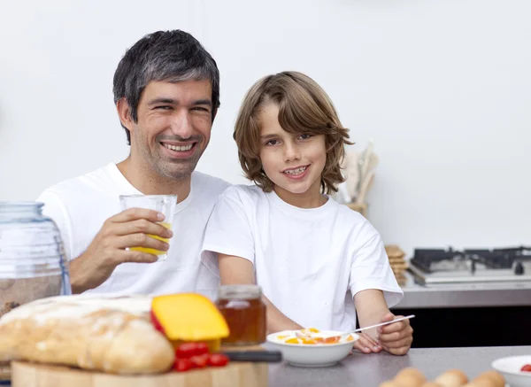 快乐的父亲和儿子在一起吃早餐 — 图库照片
