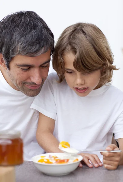Portrait of dad and boy having breakfast together — Stock Photo, Image